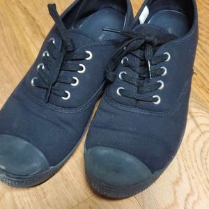 Joe Fresh girls size 6 black sneakers